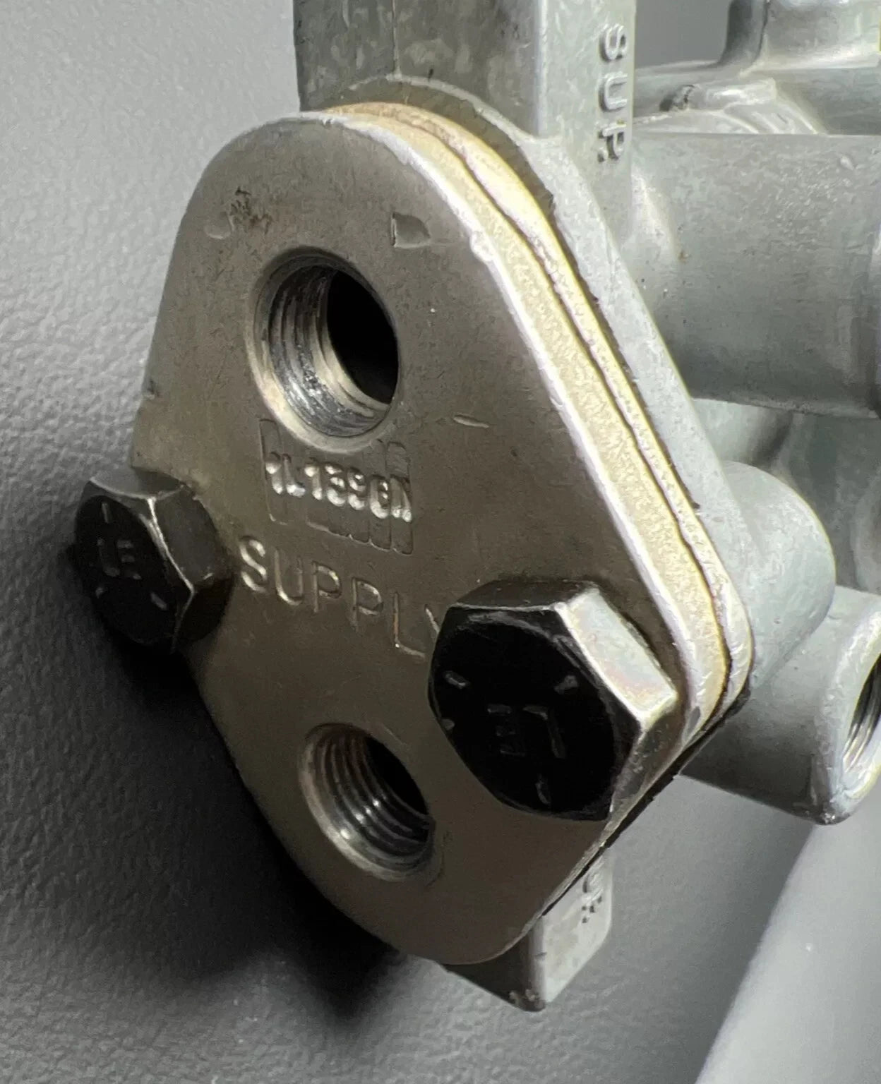 289914 Genuine Bendix Air Brake Control Valve