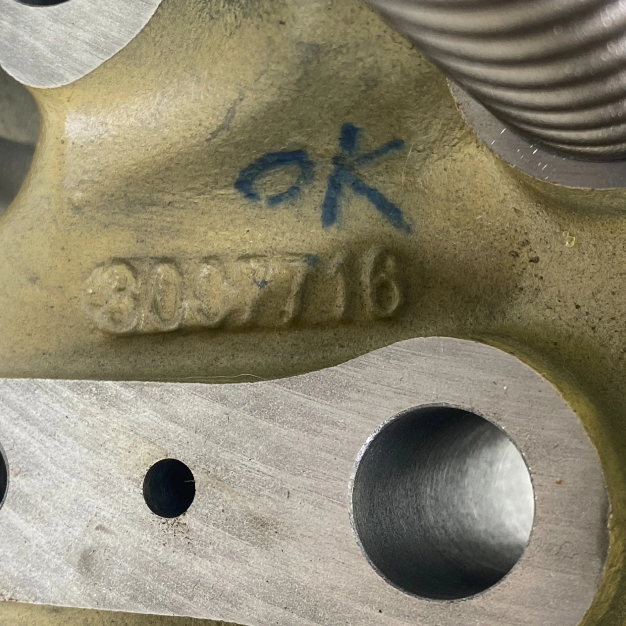 3041994 Genuine Cummins Engine Cylinder Head 88Nt