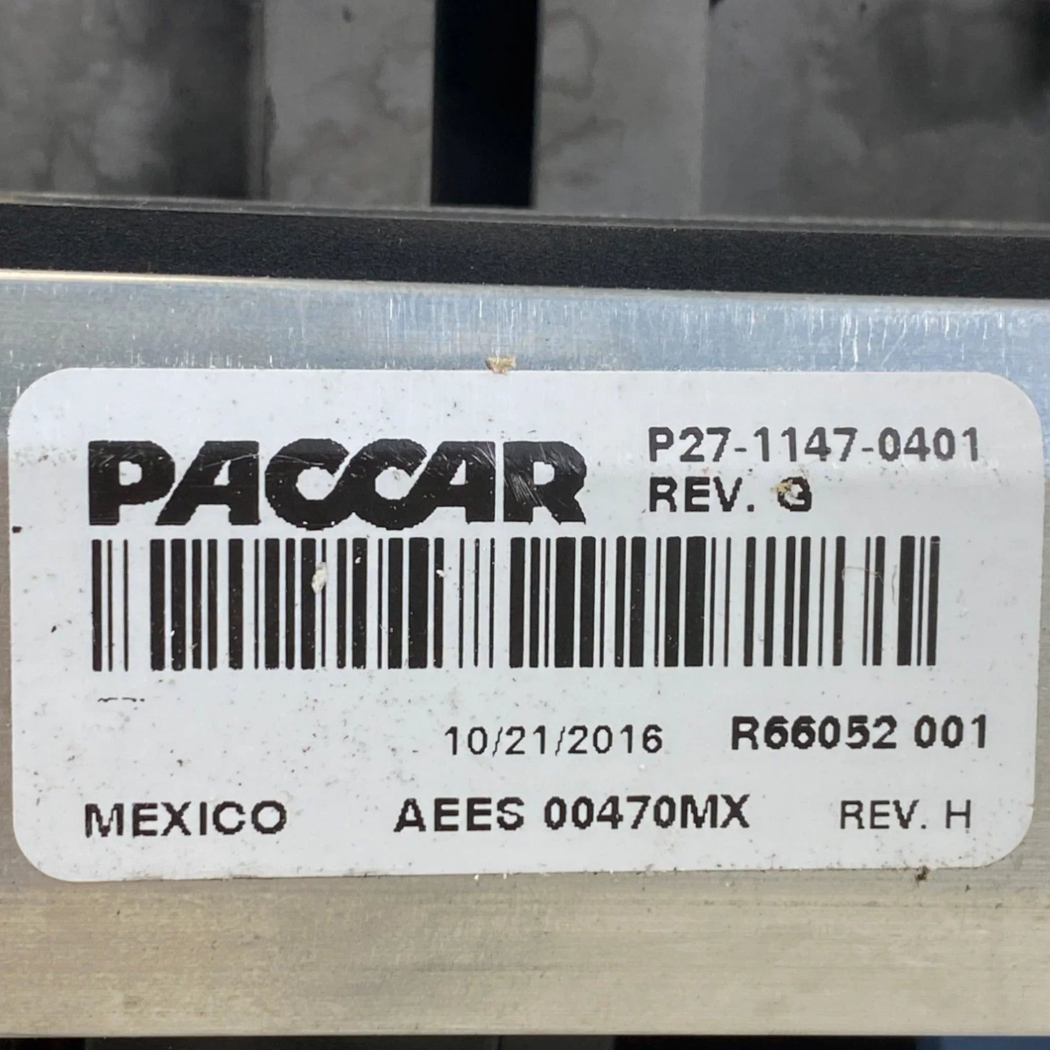 P27-1147-0401 Genuine Paccar Power Distribution Center Fuse Box