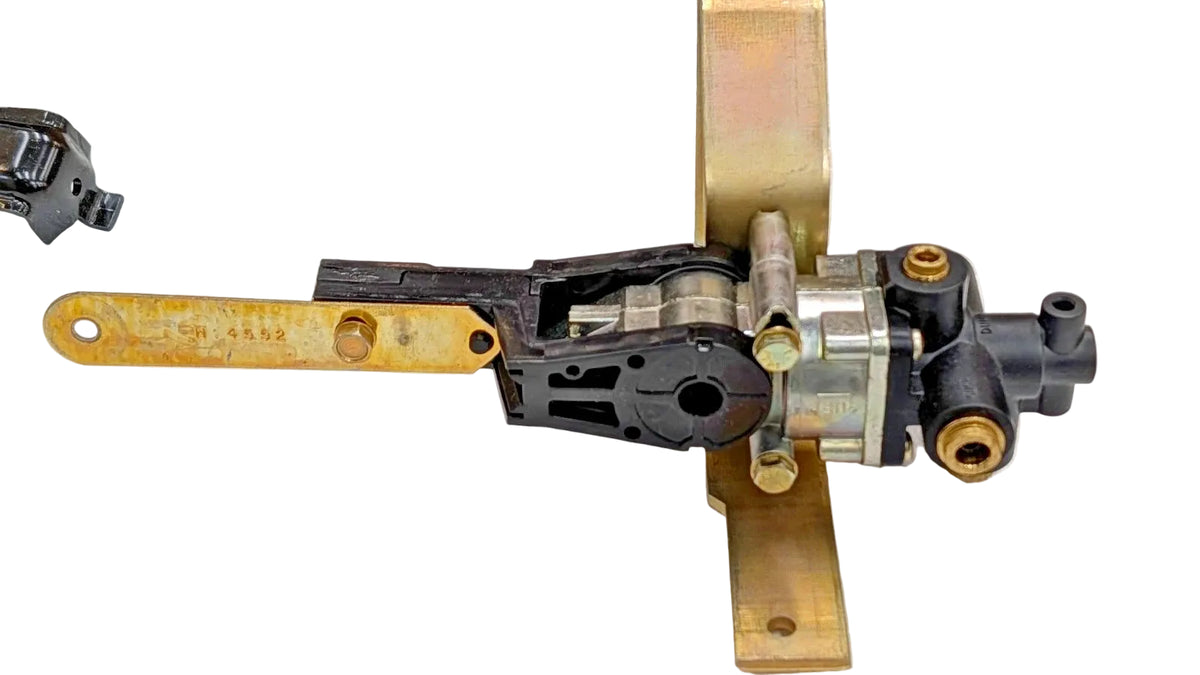Genuine International Air Spring Leveling Valve