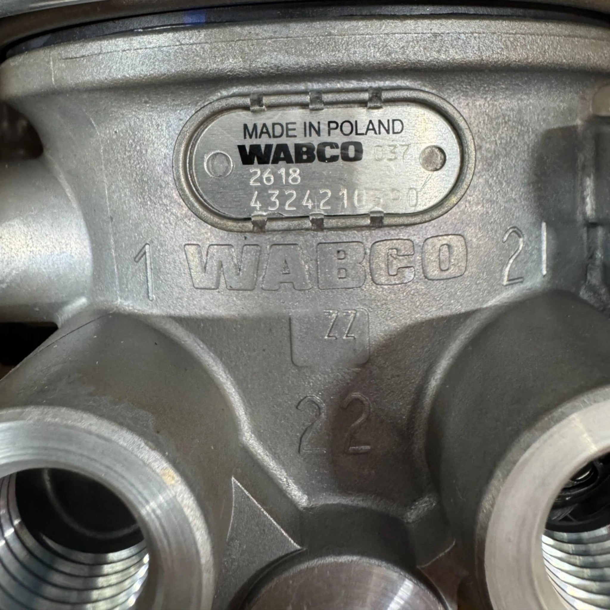8235-R955080NX Genuine Mack Air Dryer