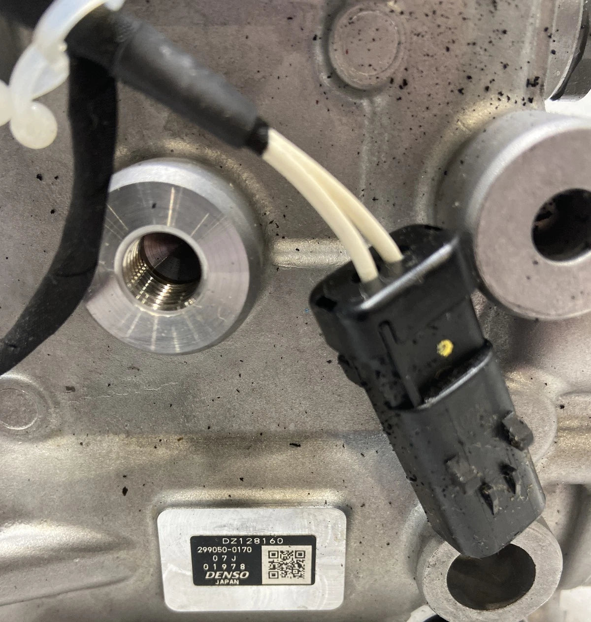 DZ128160 John Deere Fuel Pump