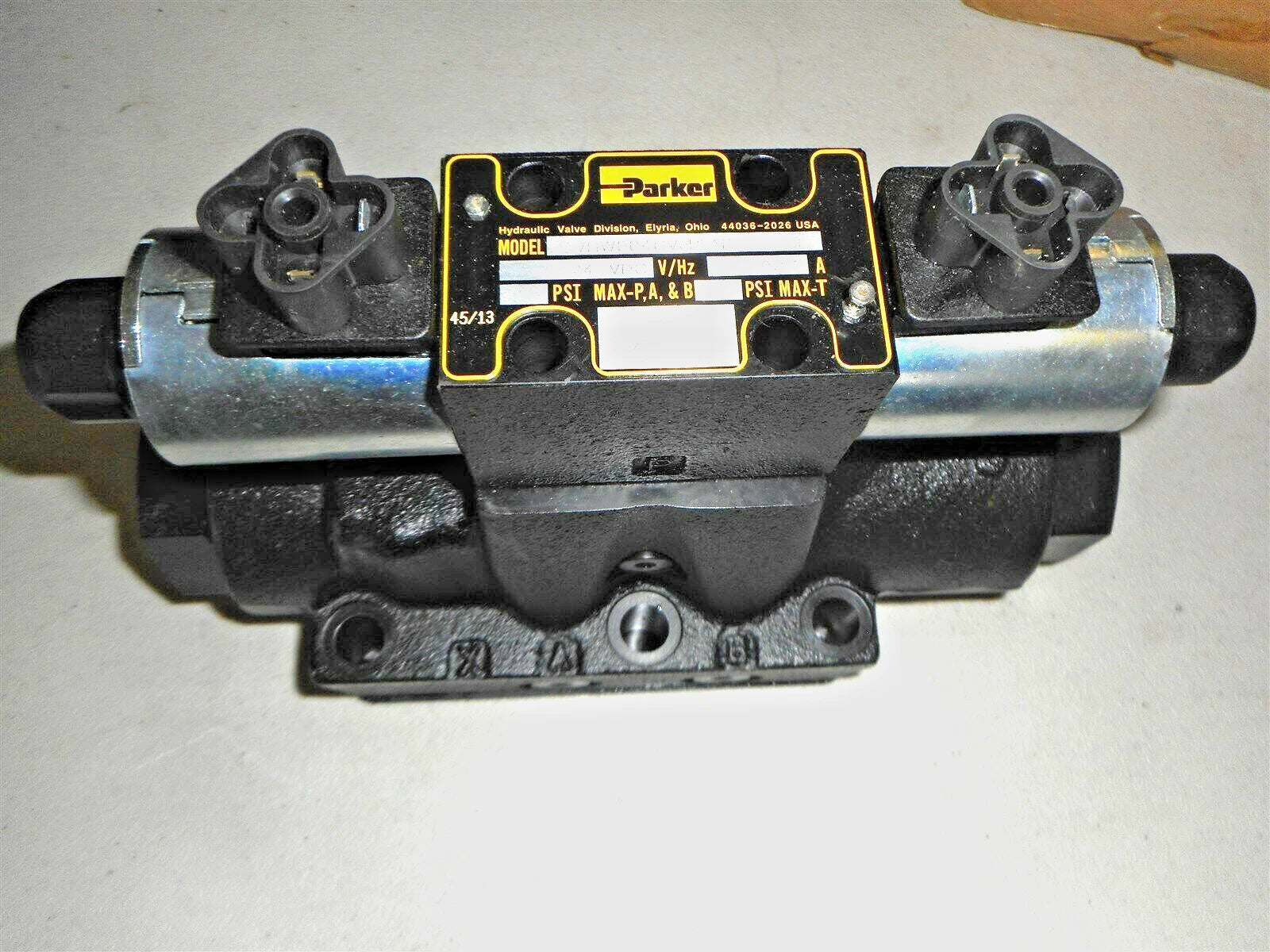 New Parker Hydraulic Directional Control Valve 24VDC