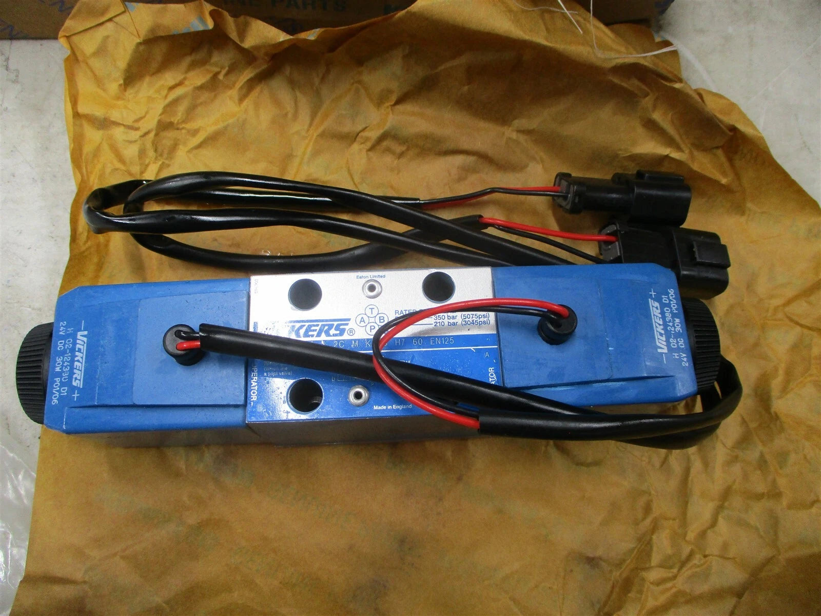 Komatsu 4/2 Directional Spool Valve Vickers DG4V PC3000 PC4000 PC5500
